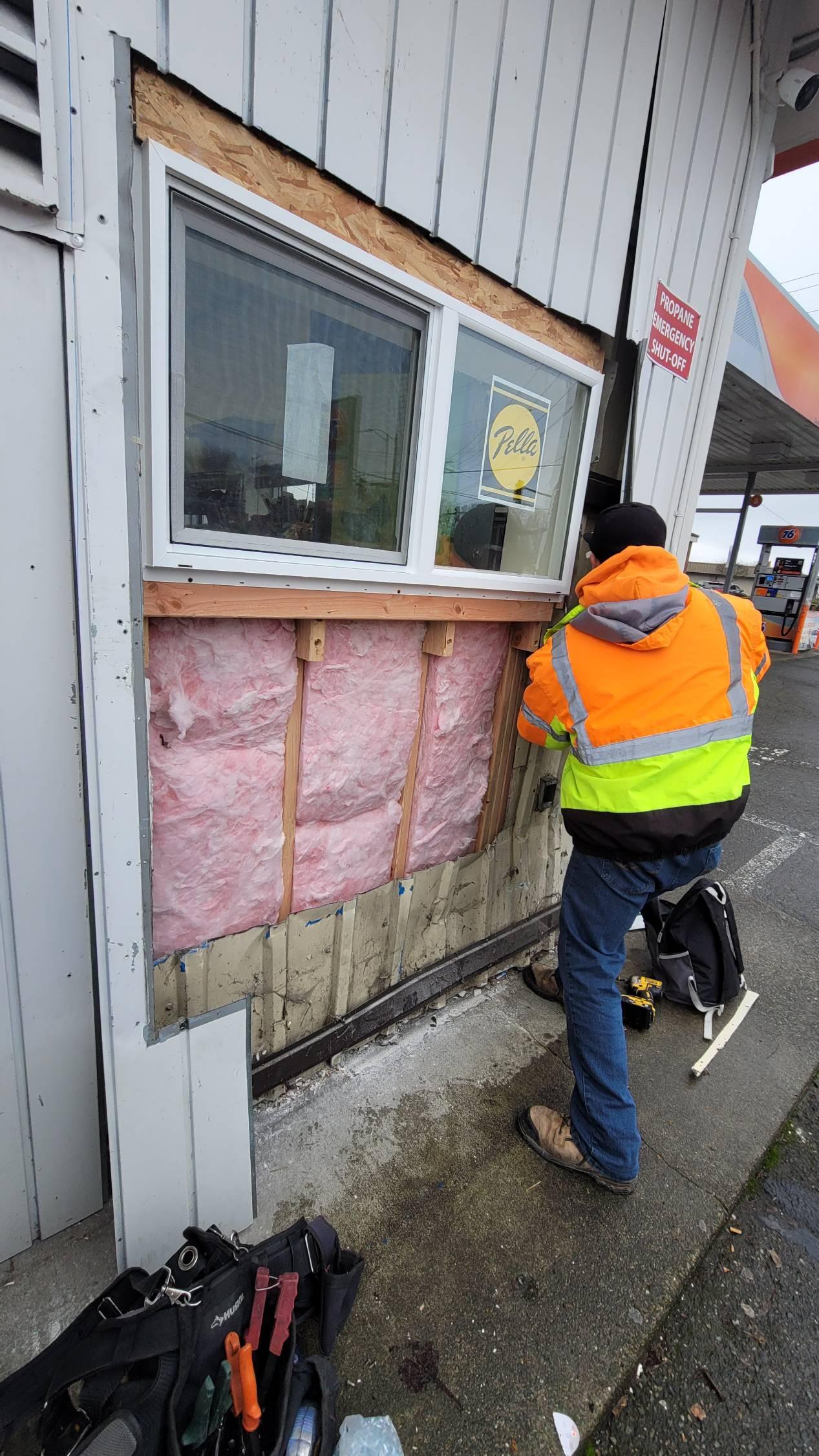 Spanaway Roofing Worker